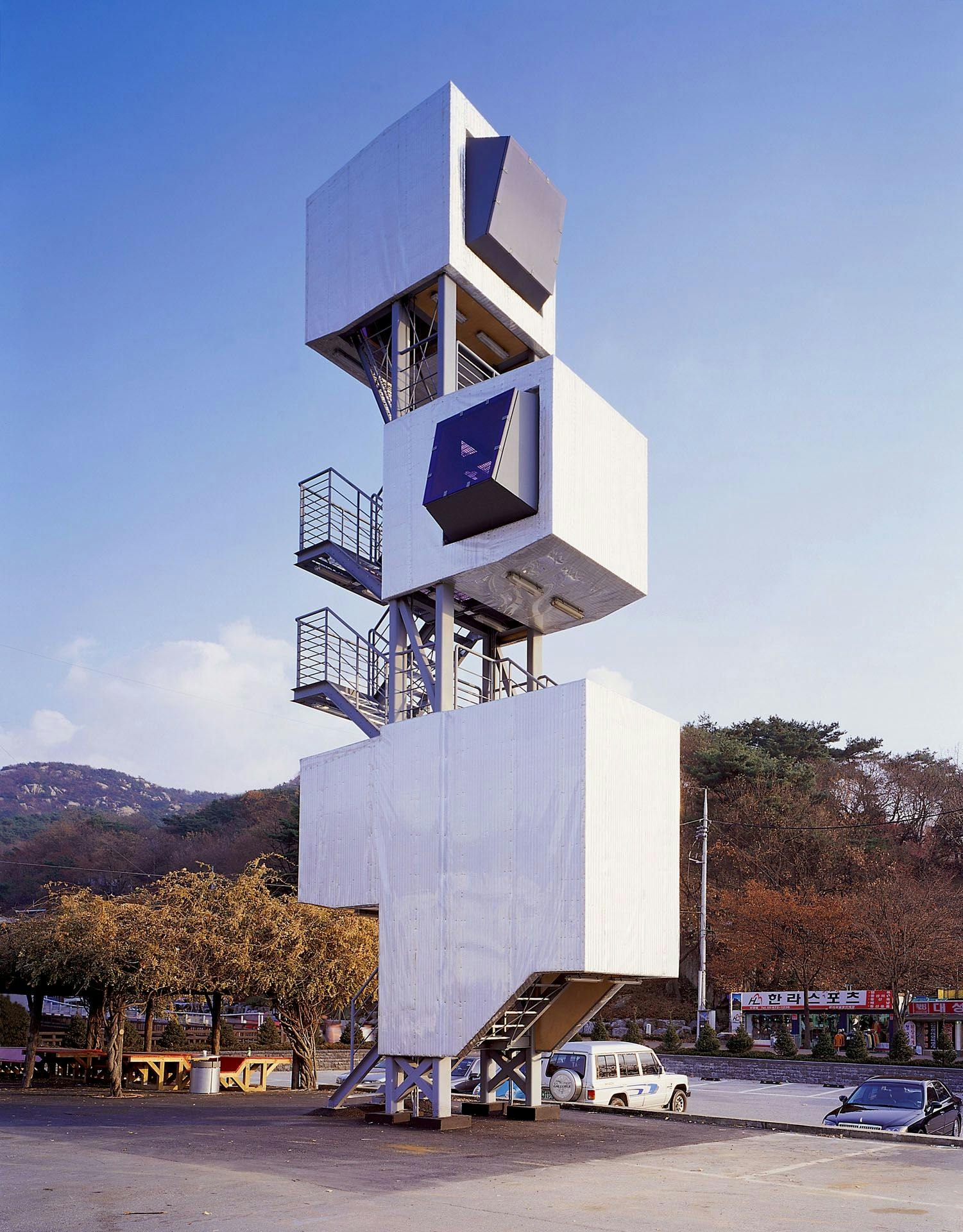 디디에르 피우자 파우스티노 <1평 타워> 철제 프레임, 알루미늄 시트, 스테인리스 스틸 6,400×15,000cm 2005 APAP1 출품작