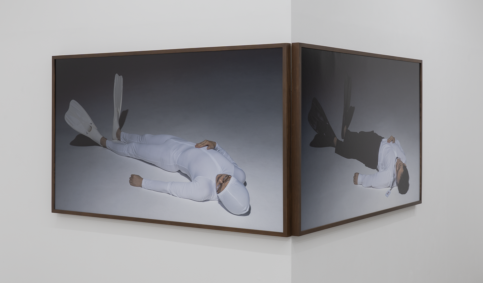 투우사의 죽음(왼쪽), 투우사의 죽음_1(오른쪽) 아카이벌 피그먼트 프린트 각 85×150cm 2023